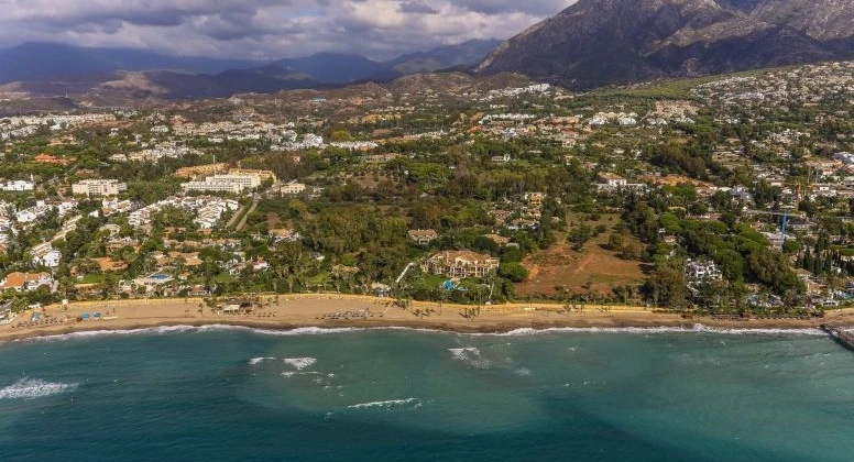 beach-and-mountain-nagueles